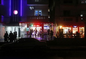 Vista nocturna de un edificio donde funcionan varios locales privados administrados por trabajadores por cuenta propia en una céntrica calle del barrio de Vedado en La Habana. Los emprendedores privados esperan que el VII Congreso del Partido Comunista de Cuba acelere la apertura económica iniciada en el país en 2008. Crédito: Jorge Luis Baños/IPS