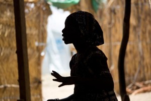 Esta joven nigeriana de 15 años residente en el campo de refugiados Minawao, en Camerún, fue secuestrada por Boko Haram y pasó cuatro meses en cautiverio. Crédito: Karel Prinsloo / Unicef.