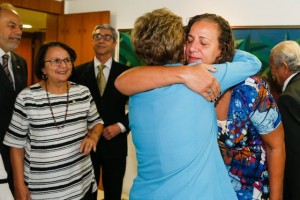 La presidenta de Brasil, Dilma Rousseff, de espaldas, abrazada este lunes 18 de abril por una integrante del minoritario grupo de diputados que el día anterior votaron contra la apertura de un juicio de destitución en su contra. Crédito: Roberto Stuckert/ PR