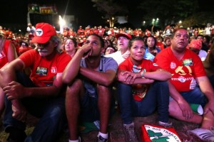 La desolación se adueñó de manifestantes a favor de la presidenta Dilma Rousseff, el domingo 17, en la explanada ante la Cámara de Diputados, en Brasilia, a medida que la votación evidenciaba la votación abrumadora a favor de abrir un proceso de destitución contra la mandataria. Crédito: Fábio Rodrigues Pozzebom/ Agência Brasil