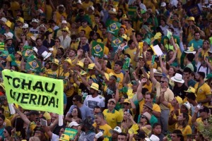 Manifestantes del sector de la población favorable a la salida del poder de la presidenta Dilma Rousseff, muestran su alegría el domingo 17 en la explanada ante el parlamento brasileño, al conocerse el voto favorable a la apertura del juicio político en su contra. “Chao querida”, reza una de sus pancartas. Crédito: Fábio Rodrigues Pozzebom/ Agência Brasil