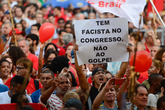 No al golpe, reclama un cartel durante la manifestación a favor de la democracia en Río de Janeiro, el 31de marzo, dentro de las movilizaciones contra la inhabilitación de la presidenta Dilma Rousseff que se sucedieron en muchas ciudades de Brasil, en la emblemática fecha del aniversario del golpe militar de 1964. Crédito: Fernando Frazão/Agência Brasil