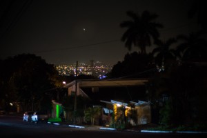 La noche en San Pedro Sula, en Honduras, que tiene el título de la ciudad más violenta de noche. Crédito: Ximena Natera/Pie de Página