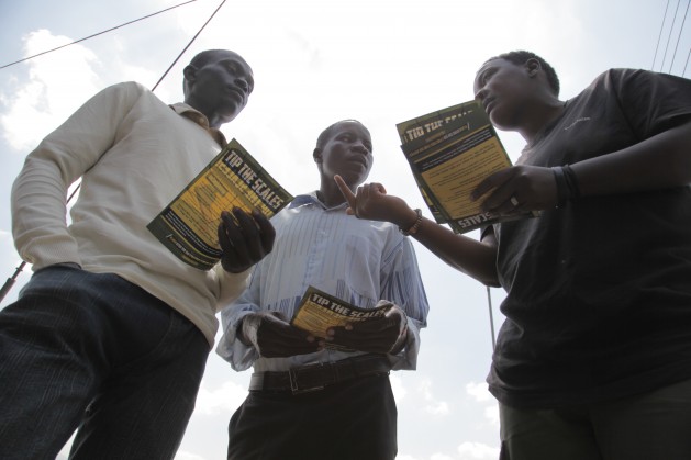 Activistas que abogan por una justicia impositiva en Kenia. Crédito: Zahra Moloo/IPS