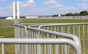 El muro, a la derecha, y otras vallas levantadas en la Explanada de los Ministerios, en Brasilia, para evitar enfrentamientos entre manifestantes pro y contra la presidenta Dilma Rousseff. Al fondo, el edificio de la Cámara de Diputados donde se decide el enjuiciamiento de la mandataria. Crédito: Lula Marques/Agência PT