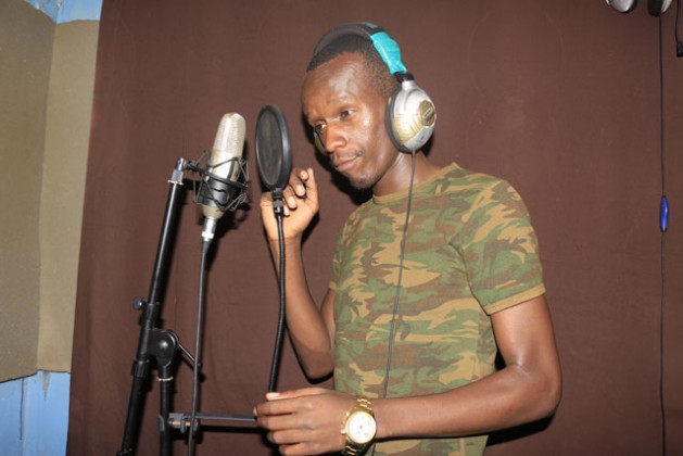 El músico Art Attack en un estudio de grabación en Nairobi. El gobierno prohibió uno de sus videos musicales porque defiende los derechos de la población homosexual. Crédito: Lydia Matata / IPS