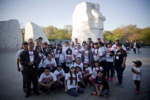 Un grupo de inmigrantes latinos y sus familiares, procedentes del estado de Minnesota, al pie del monumento a Martin Luther King, en Washington, durante una movilización por sus derechos políticos. Crédito: Mónica González/Pie de Página