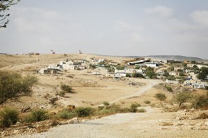 Al frente, la aldea beduina no reconocida de Umm al-Heran, en la lista de caseríos a demoler. Atrás, las topadoras del Fondo Nacional Judío preparan el terreno para plantar árboles. El Estado obliga a la tribu Abu Al Qian a reubicarse en la aldea vecina de Hura. Crédito: Silvia Boarini/IPS.