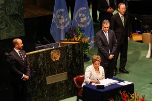 La presidenta de Brasil, Dilma Rousseff, firma el viernes 22 en la sede de las Naciones Unidas en Nueva York, el Acuerdo de París sobre cambio climático. Crédito: Roberto Stuckert Filho/PR