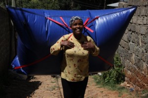 Salome Zeresulos carga una mochila de (B)energy con biogás en la capital de Etiopía. Crédito: James Jeffrey/IPS.