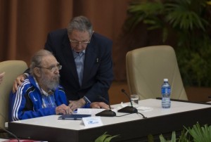 Fidel Castro, sentado, es cumplimentado por su hermano, el presidente Raúl Castro, tras su intervención durante la clausura del VII Congreso del Partido Comunista Cuba, el 19 de abril, en La Habana. Crédito: Ismael Francisco/ Cubadebate