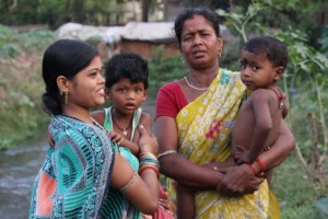 Kalpana Bagha (izquierda) con su hijo en brazos teme a las consecuencias que pueda tener para su familia el desarrollo de un distrito inteligente en Bhubaneswar. Crédito: Manipadma Jena/IPS.