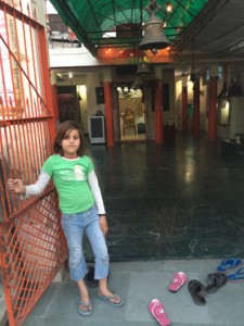 Las mujeres y niñas que están menstruando tienen prohibido ingresar a los lugares de culto en muchos templos. Crédito: Neeta Lal/IPS.