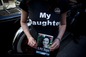Anne-Marie Cockburn, de Gran Bretaña, porta en sus manos el libro que escribió sobre su hija Martha, muerta hace dos años por una sobredosis, y quien vivió, lo que da título a la publicación, 5.742 días. Crédito: Mónica González/Pie de Página