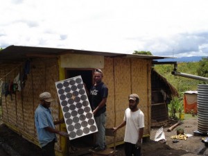 Comunidades rurales de Papúa Nueva Guinea instalan sus propios paneles solares rentables y eficientes. Crédito: Catherine Wilson/IPS.