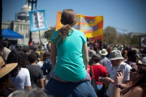 Los activistas de la Caravana por la Paz coincidieron en Washington con manifestantes a favor de diferentes candidatos en las primarias partidistas de Estados Unidos. La Caravana comenzó su recorrido en Tegucigalpa, el 28 de marzo, y la concluye el 21 de abril en Nueva York. Crédito: Mónica González/pie de Página