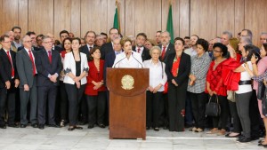 “Nunca pensé que tendría que volver a luchar contra un golpe de Estado en Brasil”, aseguró Dilma Rousseff tras ser suspendida de sus funciones como presidenta, este jueves 22 de mayo, en una alocución ante la prensa, arropada por sus afligidos colaboradores, antes de abandonar el Palacio de Planalta, sede del gobierno en Brasilia. Crédito: Roberto Stuckert Filho/PR