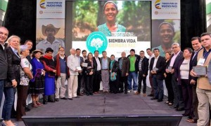 Actores sociales y representantes del gobierno durante la firma de un pacto social y político por la reparación y la paz de Colombia, suscrito el 11 de abril, en el Día Nacional de la Memoria y la Solidaridad con las Víctimas del Conflicto. Crédito: UARIV