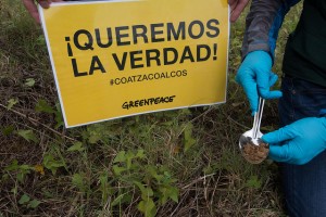 “¡Queremos la verdad!” sobre lo sucedido en el estallido de una planta productora de policloruro de vinilo (PVC), en un complejo petroquímico situado en la ciudad de Coatzacoalcos, en el sudeste de México, dice el cartel de Greenpeace, mientras un técnico toma una muestra del suelo tras la explosión. Crédito: Greenpeace México