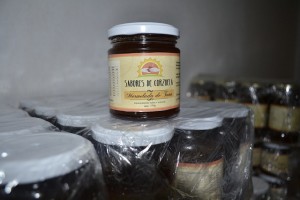 Sabores de Corzuela resalta la etiqueta de los frascos de mermelada de tuna que produce la asociación de familias de ese municipio rural de la provincia de Chaco, en el norte de Argentina. Crédito: PNUD Argentina