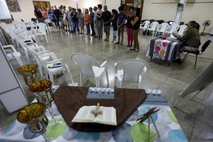 Algunos de los participantes realizan un ejercicio colectivo durante el taller “Derechos económicos, sociales y culturales y perspectiva de derechos humanos”, efectuado en el Centro Cristiano de Reflexión y Diálogo de la ciudad de Cárdenas, en Cuba. Crédito: Jorge Luis Baños/IPS