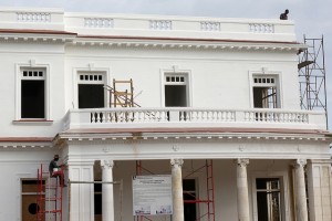 Trabajadores de una cooperativa de construcción y restauración de edificaciones laboran en la remodelación de la biblioteca central de la Casa de Las Américas, institución cultural ubicada en el barrio de Vedado, en la capital de Cuba. Crédito: Jorge Luis Baños/IPS