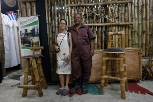 Los confundadores del Proyecto Bambú Centro, Gisela Vilaboy y Carlos Martínez, en su taller en el barrio chino de La Habana, en Cuba. Los dos esperan el demorado permiso para reconvertir su emprendimiento en una cooperativa. Crédito: Jorge Luis Baños/IPS