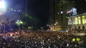 Una de las multitudinarias protestas de junio de 2013 en Río de Janeiro, cuando comenzó la tendencia a las manifestaciones de protesta que en diferentes ciclos persisten hasta ahora en Brasil. Crédito: Fabíola Ortiz/IPS