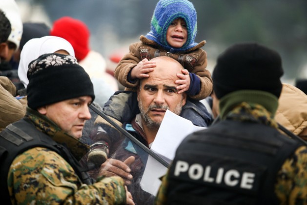 Refugiados sirios sobreviven en condiciones insoportables en el campamento de Idomeni, en la frontera de Grecia con Macedonia. Crédito: Dimitris Tosidi/IRIN