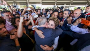 “Nunca pensé que tendría que volver a luchar contra un golpe de Estado en Brasil”, aseguró Dilma Rousseff tras ser suspendida de sus funciones como presidenta, este jueves 22 de mayo, antes de abandonar el Palacio de Planalto, sede del gobierno, y fundirse en el exterior en un abrazo con el exmandatario Luiz Inácio Lula da Silva. Crédito: Ricardo Stuckert/Instituto Lula