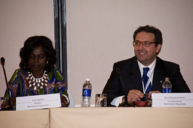 La presidenta de la Organización Mundial de Agricutlores, Evelyn Nguleka, aparece en la foto sentada junto al secretario general Marco Marzano de Marinis. Crédito: Friday Phiri/IPS.