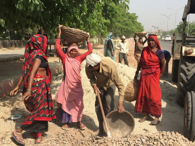 Muchos migrantes de Bangladesh y de las ciudades costeras de India trabajan en el sector de la construcción y viven en barrios pobres. Crédito: Neeta Lal / IPS