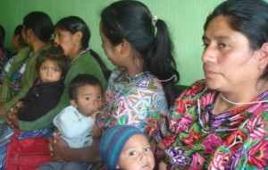 Mujeres, niñas y niños indígenas en Guatemala están entre las personas perjudicadas por las compañías mineras canadienses. Crédito: Danilo Valladares/IPS.
