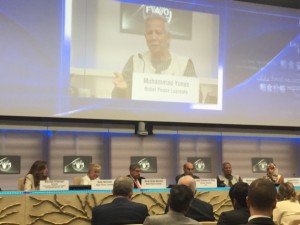 Muhammad Yunus se dirige a los participantes del lanzamiento de la Alianza por la Seguridad Alimentaria y la Paz FAO-Premios Nobel.