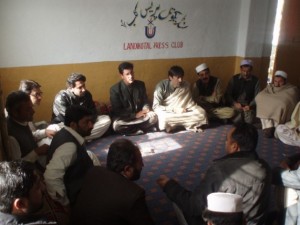 Periodistas reunidos en el club de la prensa Landikotal en la agencia de Jyber, Pakistán. Crédito: Ashfaq Yusufzai/IPS.