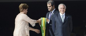 Dilma Rousseff recibe la banda presidencial el 1 de enero de 2015, de la que ahora ha sido despojada mientras se celebra un juicio político en su contra, que salvo sorpresas acabará con su salida definitiva del poder en un plazo máximo de 180 días. Crédito: FotosPúblicas