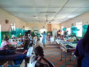 Una sala de maternidad en Port Loko, Sierra Leona. Crédito: Mohamed Fofanah / IPS.