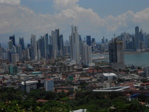 La Ciudad de Panamá, una de las que mayor crecimiento de América Latina. La tercera Conferencia de las Naciones Unidas sobre Vivienda y Desarrollo Urbano Sostenible (Hábitat III), que se realizará en octubre en Quito y establecerá la Nueva Agenda Urbana. Crédito: Emilio Godoy/IPS