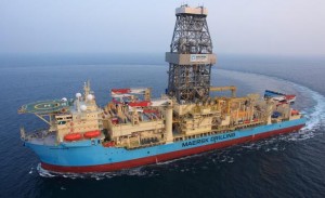 El buque Maersk Venturer, que realiza la perforación exploratoria del pozo Raya 1, que estableció un récord mundial de profundidad y que determinará la existencia de hidrocarburos en la plataforma marítima continental de Uruguay. Crédito: Ancap