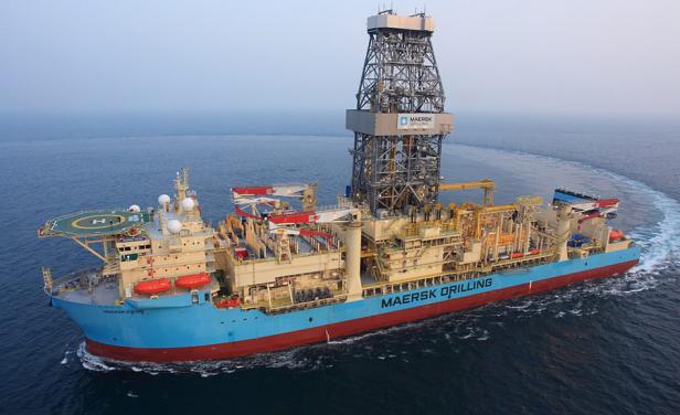 El buque Maersk Venturer, que realiza la perforación exploratoria del pozo Raya 1, que estableció un récord mundial de profundidad y que determinará la existencia de hidrocarburos en la plataforma marítima continental de Uruguay. Crédito: Ancap