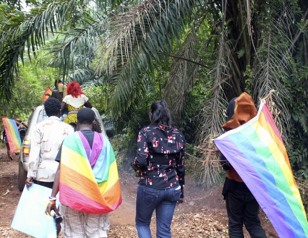 Personas LGBTI participaan en una marcha del orgullo gay en Uganda, uno de los países donde los refugiados del colectivo sufren más violencia. Crédito: Amy Fallon/IPS.