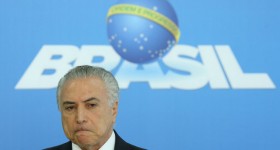 El habitualmente impasible presidente interino de Brasil, Michel Temer, no pudo disimular su frustración durante varios momentos de su comparecencia para desmentir las acusaciones de corrupción en su contra. La sucesión de crisis similares parecen haber arruinado su gobierno antes casi de comenzar. Crédito: Lula Marques/ AGPT