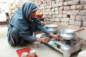 Nabela Zainab prepara té en una cocina a biogás en su casa del distrito de Faisalabad, en la provincia de Punyab, en Pakistán. Esa alternativa permitió eliminar la contaminación aérea y mejorar su salud. Crédito: Saleem Shaikh/IPS.