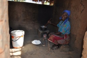 Felistas Ngoma, de 72 años, prepara nsima en la cocina de su vivienda en la aldea Nkhamenya, en el distrito Kasungu en Malawi. Crédito: Charity Chimungu Phiri/IPS.