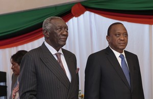 Expresidente de Ghana, John Kufor, y el presidente de Kenia, Uhuru Kenyatta.