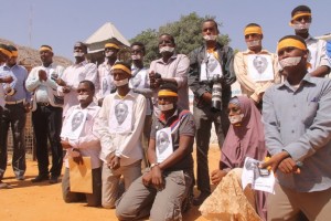 Periodistas somalíes protestan en 2013 por la detención de su colega Abdiaziz Abdinur Ibrahim, quien escribió un artículo sobre el caso de una mujer que denunció haber sido violada por integrantes de las fuerzas gubernamentales. Crédito: Abdurrahman Warsameh/IPS.