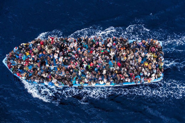 Cientos de personas refugiadas a bordo de un barco pesquero poco antes de ser rescatadas por la Armada italiana en el marco de la operación Mare Nostrum, en junio de 2014. Crédito: Massimo Sestini/Guardia Costera italiana. Fuente: Centro de Noticias, ONU.