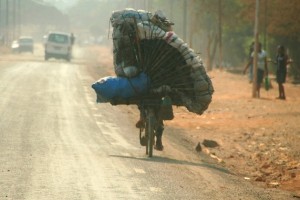Un congoleño transporta carbón vegetal en su bicicleta fuera de Lubumbashi, en República Democrática del Congo. Crédito: Miriam Mannak/IPS.