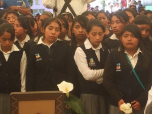 Alumnos de un centro de educación secundaria, durante un funeral por un estudiante asesinado en julio de 2014, en un pueblo del estado de Puebla, en México. Crédito: Daniela Pastrana /IPS