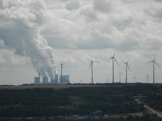 Las energías eólica y solar conviven todavía en Alemania con la de los combustibles fósiles. Un parque eólico al lado de una de las plantas eléctricas abastecidas por lignito en el estado occidental de Renania del Norte-Westfalia. Crédito: Emilio Godoy/IPS